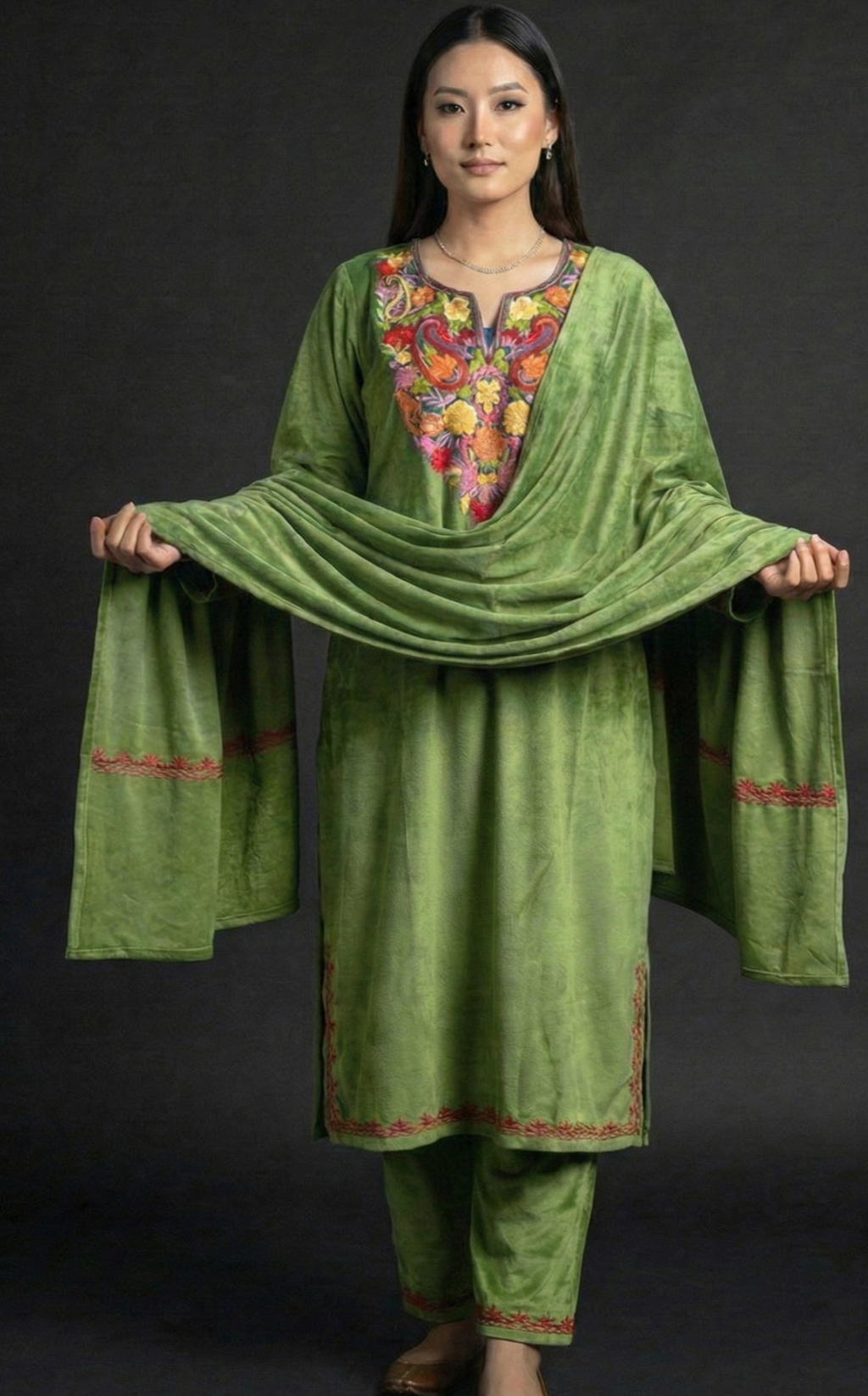 Parul – Embroidered Velvet Kurta Set with Dupatta (Green)