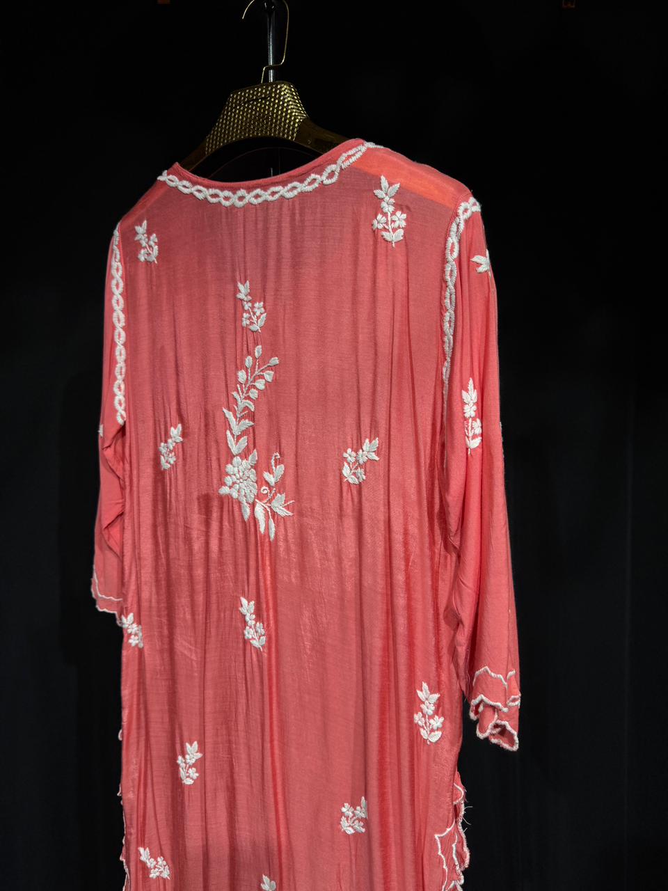 Saanvi – Floral Embroidered muslin Cotton Kurta