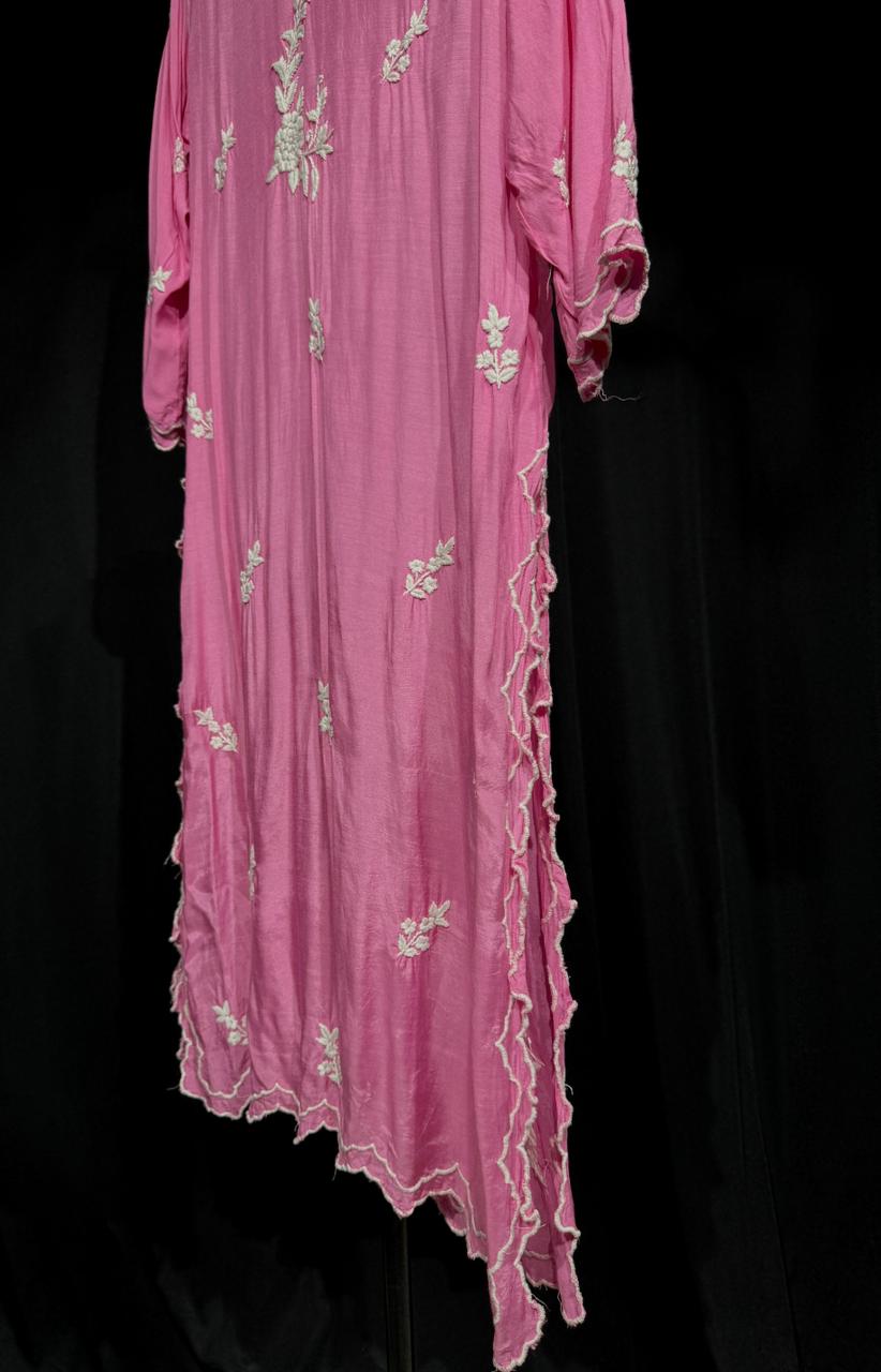 Saanvi – Floral Embroidered muslin Cotton Kurta