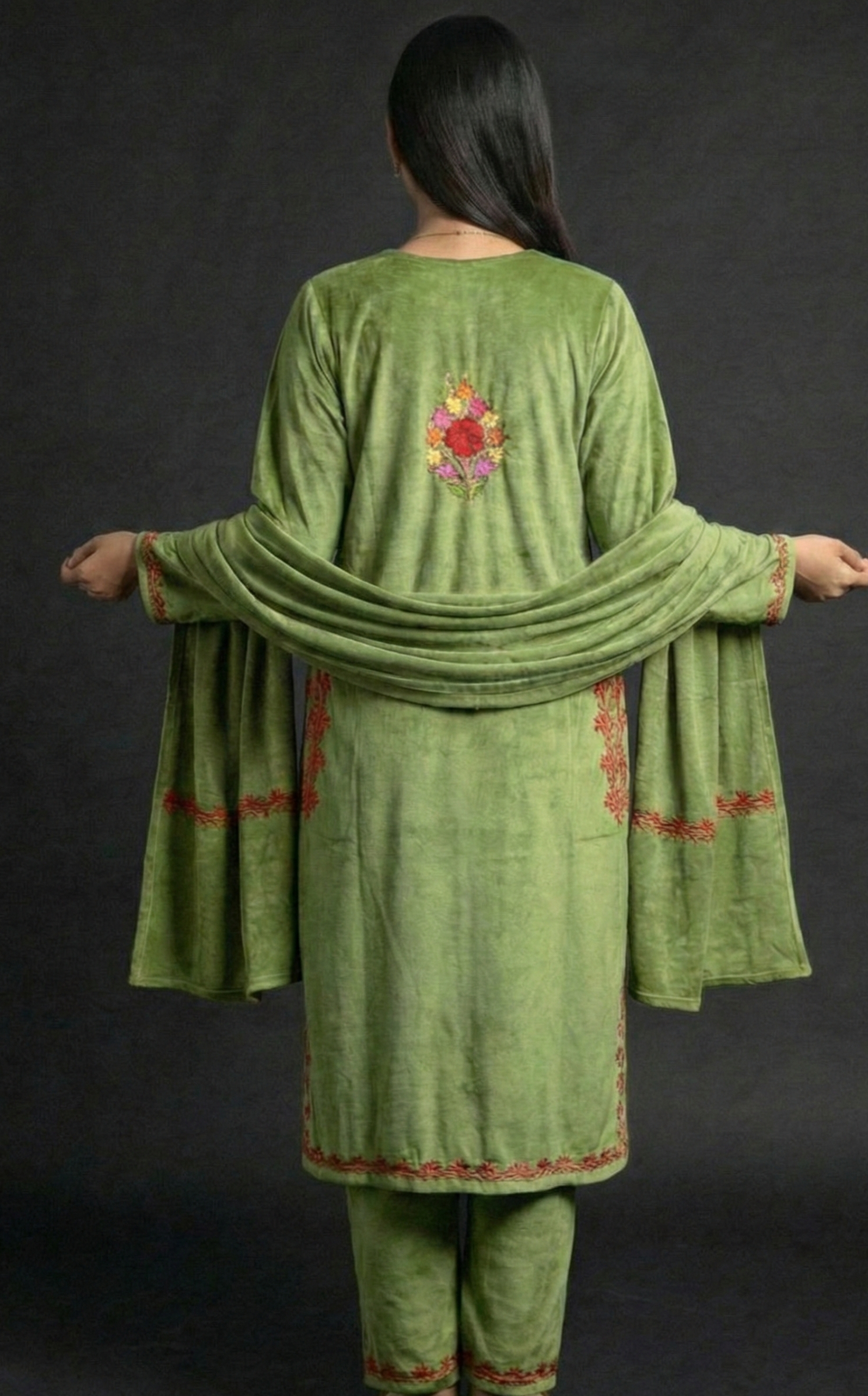 Parul – Embroidered Velvet Kurta Set with Dupatta (Green)