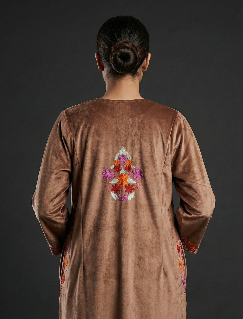Aarohi – aari Embroidered Velvet 3-Piece Set